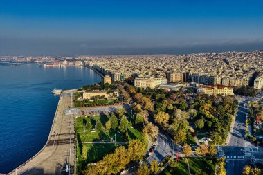Selanik, Aristo Meydanı 'ndan denize doğru uzanır. Neoklasik zarafet, kıyı ritmiyle buluşur. Şehir yumuşak ve bulutlu bir gökyüzü altında tepelere doğru uzanır..
