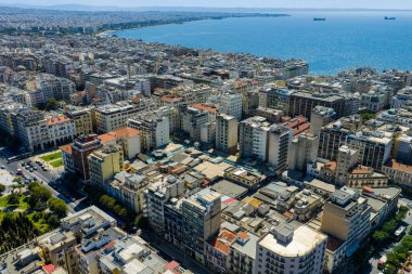 Selanik, Aristo Meydanı 'ndan denize doğru uzanır. Neoklasik zarafet, kıyı ritmiyle buluşur. Şehir yumuşak ve bulutlu bir gökyüzü altında tepelere doğru uzanır..