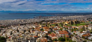 Tepedeki Heptapyrgion 'dan Selanik katmanlar halinde açılır. Kırmızı çatılar, antik duvarlar, hareketli bir liman ve değişen bir gökyüzünün altında sakin deniz dağları buluşur..