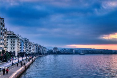 Selanik, Aristo Meydanı 'ndan denize doğru uzanır. Neoklasik zarafet, kıyı ritmiyle buluşur. Şehir yumuşak ve bulutlu bir gökyüzü altında tepelere doğru uzanır..