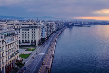 Selanik, Aristo Meydanı 'ndan denize doğru uzanır. Neoklasik zarafet, kıyı ritmiyle buluşur. Şehir yumuşak ve bulutlu bir gökyüzü altında tepelere doğru uzanır..