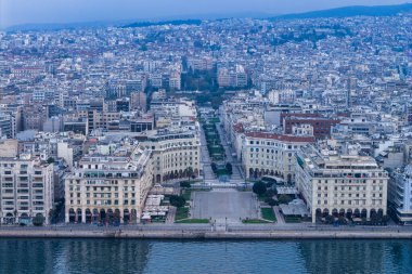 Selanik, Aristo Meydanı 'ndan denize doğru uzanır. Neoklasik zarafet, kıyı ritmiyle buluşur. Şehir yumuşak ve bulutlu bir gökyüzü altında tepelere doğru uzanır..