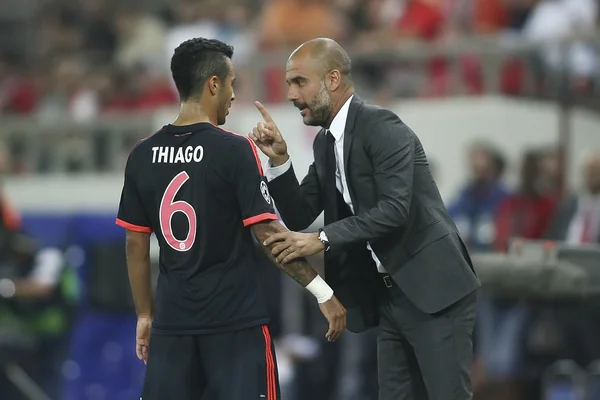 Coach Josep Guardiola (R) of Bayern Munchen coaches Thiago Alca — Stock Photo, Image