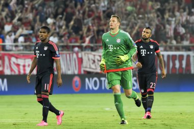 Arturo Vidal (R) Manuel Neuer (C) and Douglas Costa (L) during t