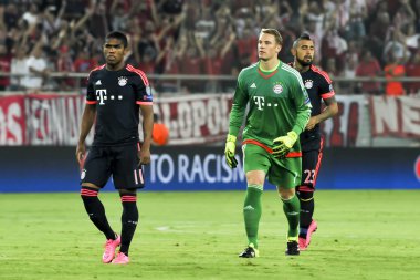 Arturo Vidal (R) Manuel Neuer (C) and Douglas Costa (L) during t