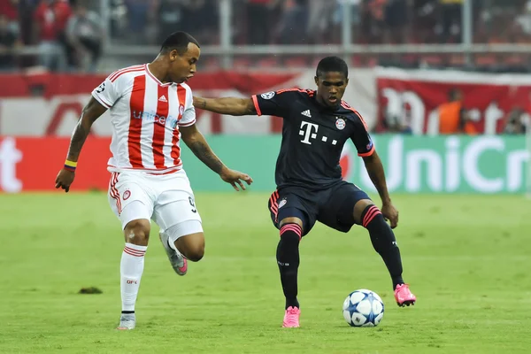 Douglas Costa (R) and Alfred Finnbogason (L) during the UEFA Ch — Stock Photo, Image