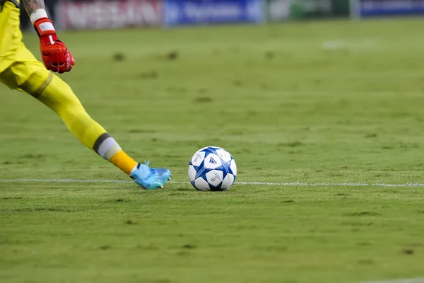 Spielerfüße mit dem offiziellen Ball während der Uefa-Champions-League — Stockfoto