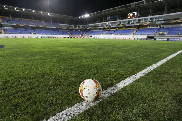 Le ballon officiel de la Ligue Europa de l'UEFA entre Qabala — Photo