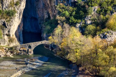 Tarihi Portitsa Köprüsü, Spilaio, Grevena, Batı Makedonya ve Yunanistan yakınlarındaki Portitsa Boğazı 'nın girişindeki Venetikos Nehri' ni kapsar..