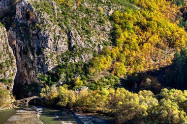 Tarihi Portitsa Köprüsü, Spilaio, Grevena, Batı Makedonya ve Yunanistan yakınlarındaki Portitsa Boğazı 'nın girişindeki Venetikos Nehri' ni kapsar..