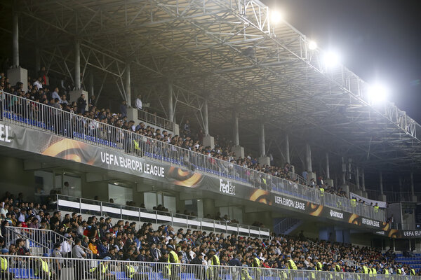 Вид на трибуну в матче Лиги Европы УЕФА между Кабалой
