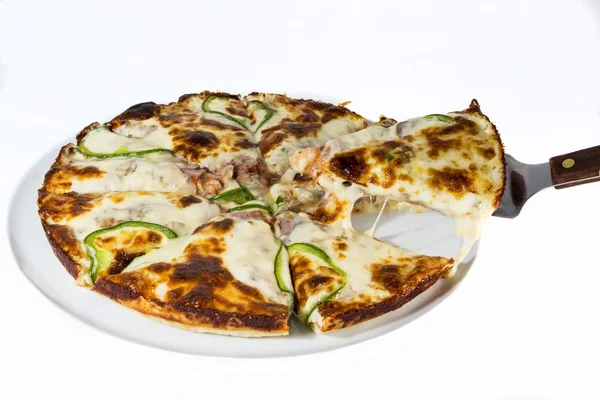 Итальянская пицца подается на белом фоне — стоковое фото