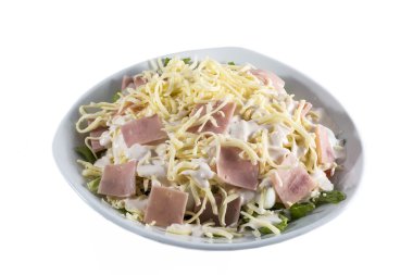 Beyaz plaka üzerinde beyaz izole lezzetli Şef salata