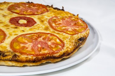 İtalyan pizza Isolated beyaz arka plan üzerinde hizmet.