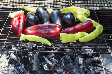 Taze anaheim bir kömür kavurma biber ateş