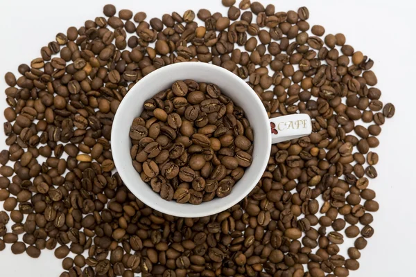 Taza de café y granos de café. De cerca. —  Fotos de Stock