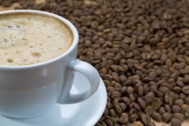 Kahve ve kahve çekirdekleri. Yakın çekim