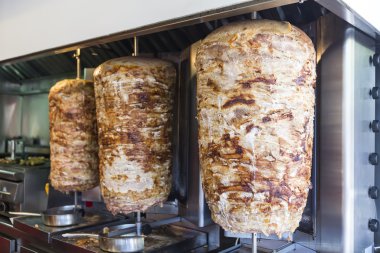 ızgara tavuk ve kuzu eti ve re dönen bir çift bile delip