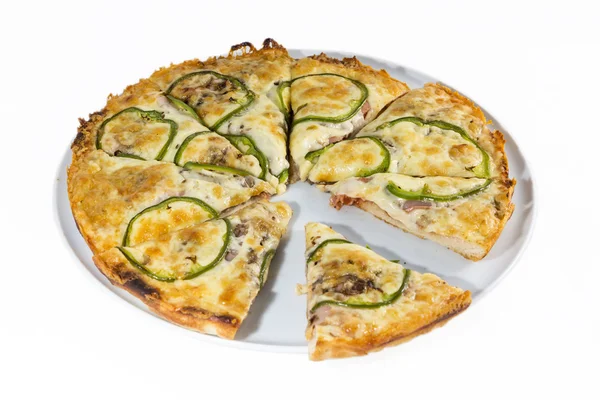 Pizza italiana servida Isolada sobre fundo branco — Fotografia de Stock