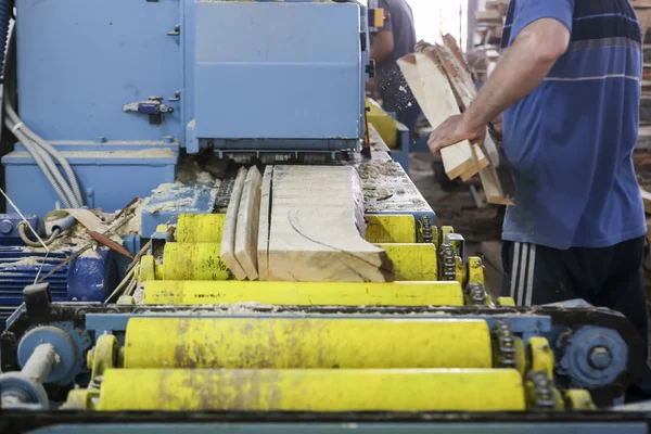 Craftsmen cut a piece of wood at a woodworking factory in Greece — Stock Photo, Image