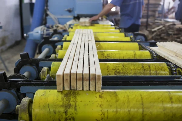 Para pengrajin memotong sepotong kayu di sebuah pabrik pengolahan kayu di Yunani — Stok Foto