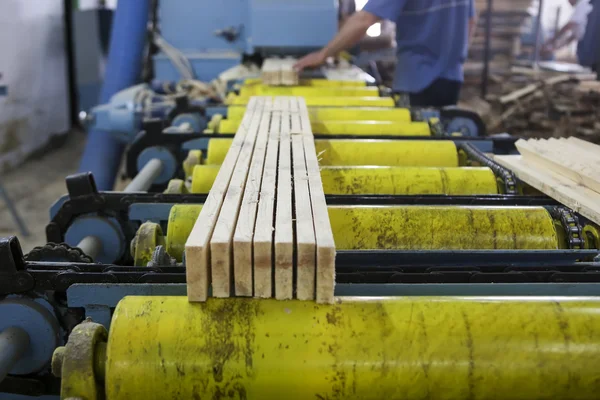 Handwerker sägen ein Stück Holz in einer holzbearbeitenden Fabrik in Griechenland — Stockfoto