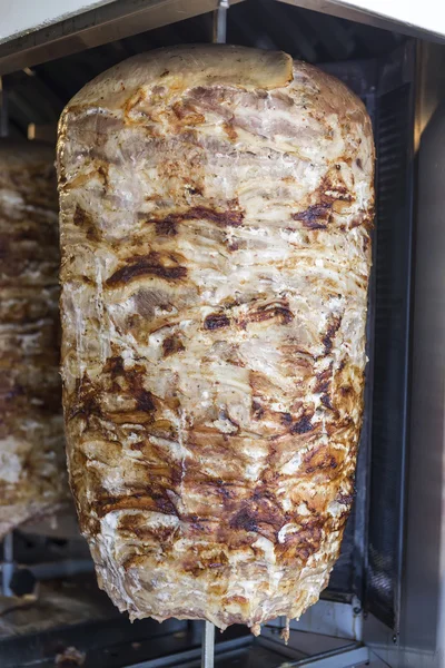 Um par de frango espetado rotativo e carne de cordeiro grelhados e re — Fotografia de Stock