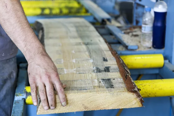 Hantverkare skär en bit av trä på en träbearbetning fabrik i Grekland — Stockfoto