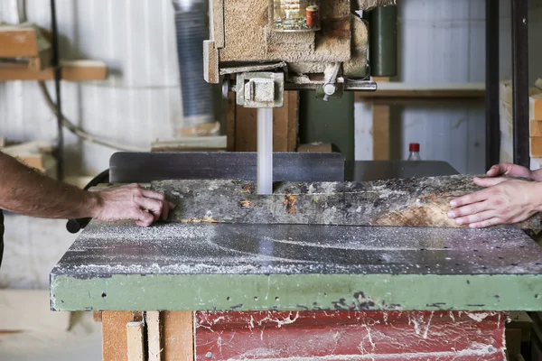 Hantverkare skär en bit av trä på en träbearbetning fabrik i Grekland — Stockfoto