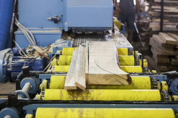 Artesanos cortaron un trozo de madera en una fábrica de madera en Grecia — Foto de Stock