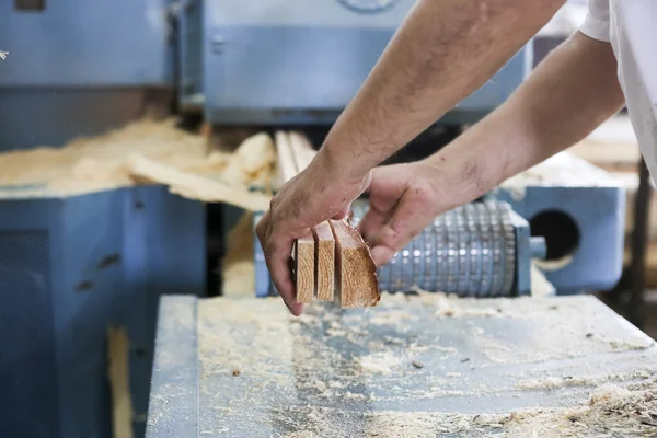 Hantverkare skär en bit av trä på en träbearbetning fabrik i Grekland — Stockfoto