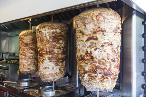 Un par de pinchos giratorios de pollo y carne de cordero a la parrilla y re — Foto de Stock