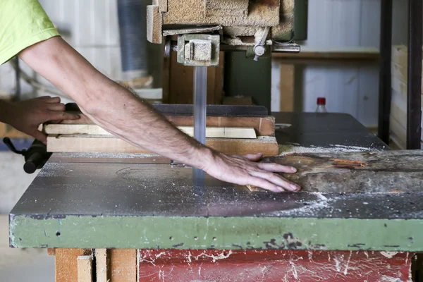 Rzemieślnicy wyciąć kawałek drewna w Grecji w fabryce do drewna — Zdjęcie stockowe