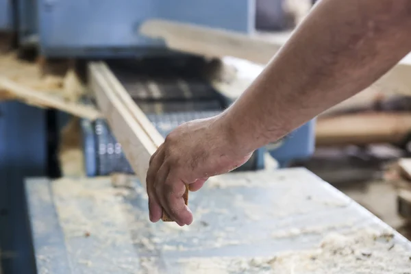 Hantverkare skär en bit av trä på en träbearbetning fabrik i Grekland — Stockfoto