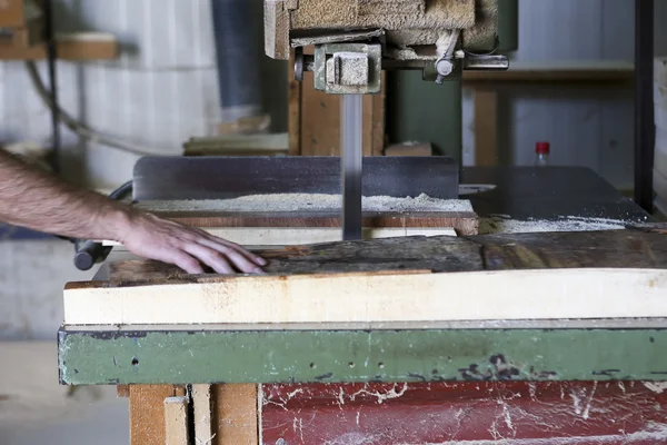 Artesãos cortaram um pedaço de madeira em uma fábrica de madeira na Grécia — Fotografia de Stock