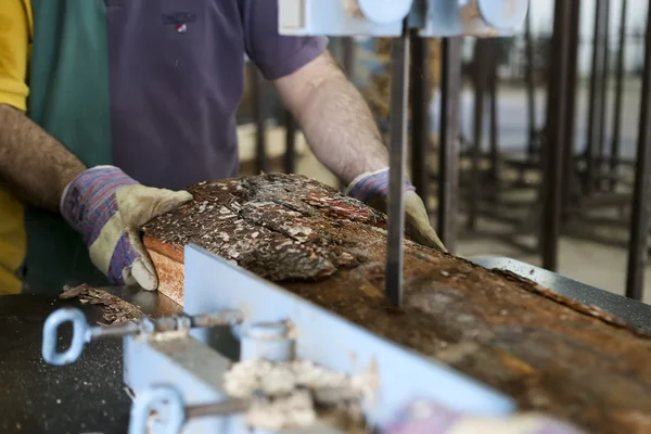 Ambachtslieden een stuk hout gesneden in een houtbewerking fabriek in Griekenland — Stockfoto