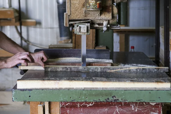 Hantverkare skär en bit av trä på en träbearbetning fabrik i Grekland — Stockfoto