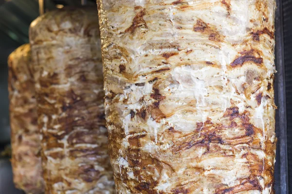 Um par de frango espetado rotativo e carne de cordeiro grelhados e re — Fotografia de Stock