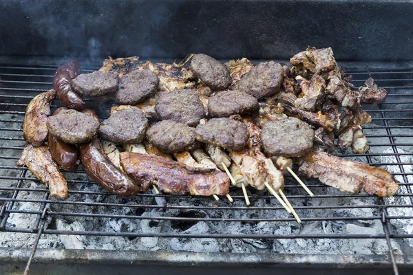 Várias carnes como frango, salsicha, bife e milho envolto em um — Fotografia de Stock