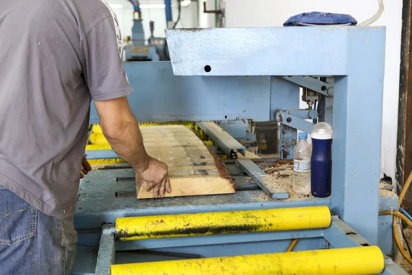 Hantverkare skär en bit av trä på en träbearbetning fabrik i Grekland — Stockfoto