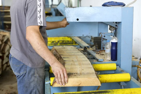 Craftsmen cut a piece of wood at a woodworking factory in Greece — Stock Photo, Image