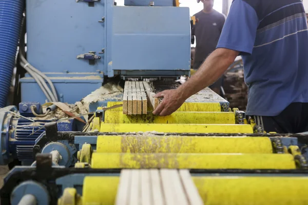 Para pengrajin memotong sepotong kayu di sebuah pabrik pengolahan kayu di Yunani — Stok Foto