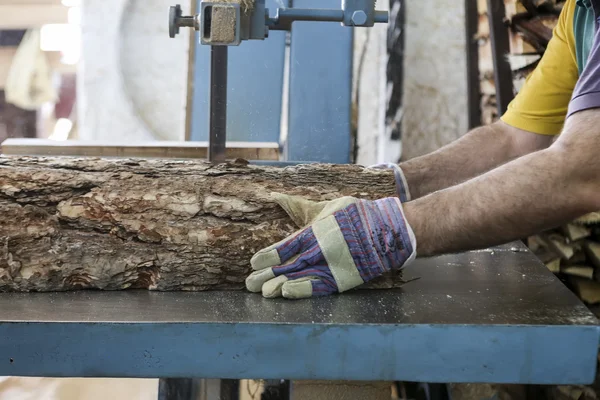 Yunanistan'da bir ağaç işleme fabrikası'nda ahşap bir parça kesip esnaf — Stok fotoğraf