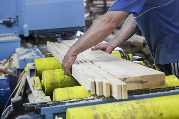 Hantverkare skär en bit av trä på en träbearbetning fabrik i Grekland — Stockfoto