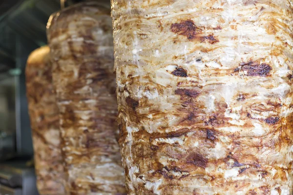 Um par de frango espetado rotativo e carne de cordeiro grelhados e re — Fotografia de Stock