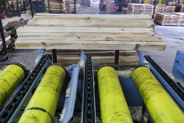 Handwerker sägen ein Stück Holz in einer holzbearbeitenden Fabrik in Griechenland — Stockfoto