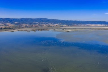 Yunanistan 'ın orta Makedonya kentindeki Koroneia Gölü' nün kuraklık ve iklim değişikliğinin toprağı ve yaşamı yeniden şekillendirdiği hava manzarası.