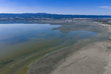 Yunanistan 'ın orta Makedonya kentindeki Koroneia Gölü, açıkta kalan sulak alanları ve azalan su kaynaklı endişe verici kuraklık ve iklim değişikliği işaretlerini ortaya çıkardı