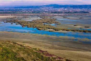 Yunanistan 'ın orta Makedonya kentindeki Koroneia Gölü, açıkta kalan sulak alanları ve azalan su kaynaklı endişe verici kuraklık ve iklim değişikliği işaretlerini ortaya çıkardı