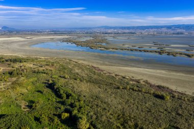 Yunanistan 'ın orta Makedonya kentindeki Koroneia Gölü, açıkta kalan sulak alanları ve azalan su kaynaklı endişe verici kuraklık ve iklim değişikliği işaretlerini ortaya çıkardı